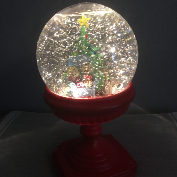 Peanuts Charlie Brown and Lucy Stand up Light Up Musical Snow Globe - Picture 4 of 4